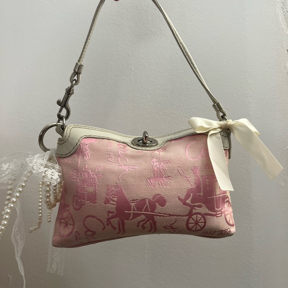 Rare pink kiss lock , Turn lock carriage coach purse